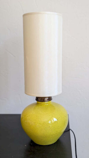 Lampe en céramique Boch La Louvière jaune craquelée avec son abat-jour blanc