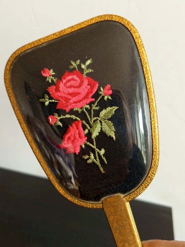 Dos du miroir à main vintage et face de la brosse en métal doré