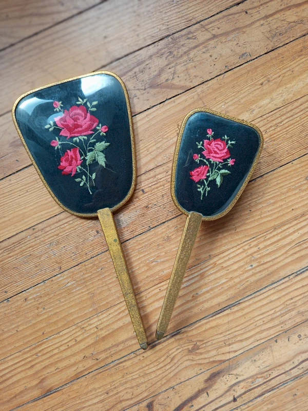 Vue d'ensemble du set miroir à main vintage sur parquet en bois