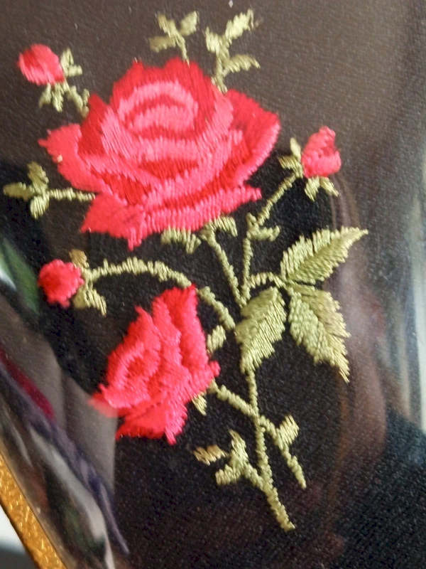 Détail du décor fascinant avec broderie de roses sous paroi bombée