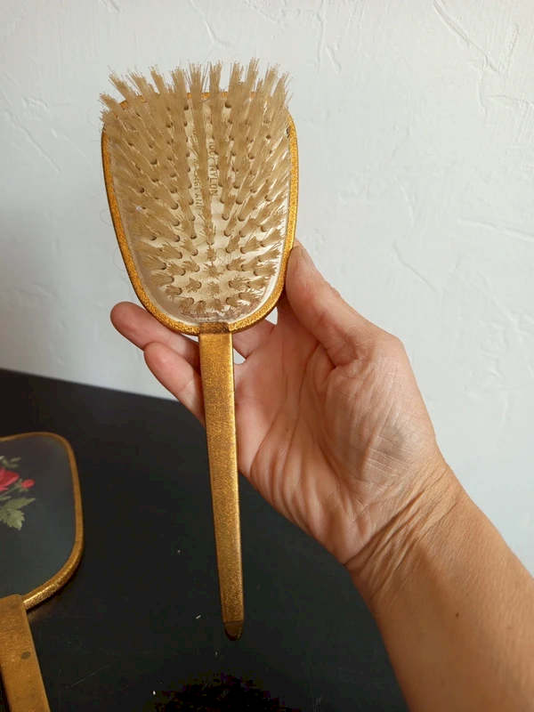 Brosse de l'ensemble miroir à main vintage montrant les poils en nylon