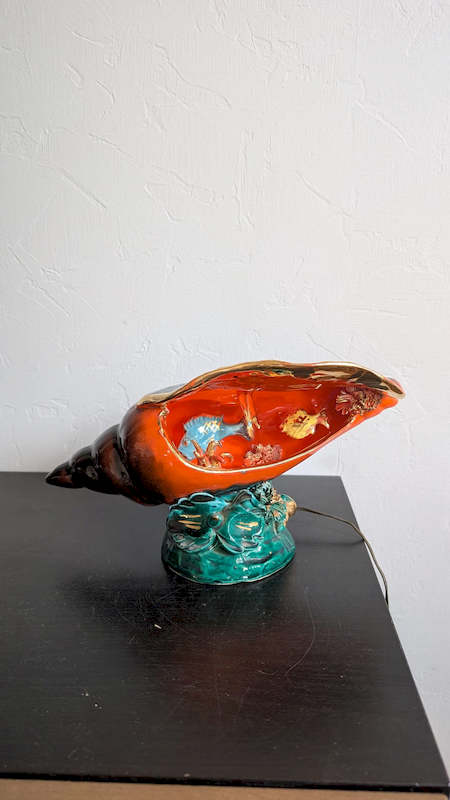 Vue d'ensemble du luminaire rétro coquillage aux reflets nacrés envoûtants