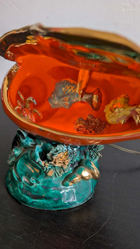 Détail sculpté de coraux et coquillages lampe Vallauris