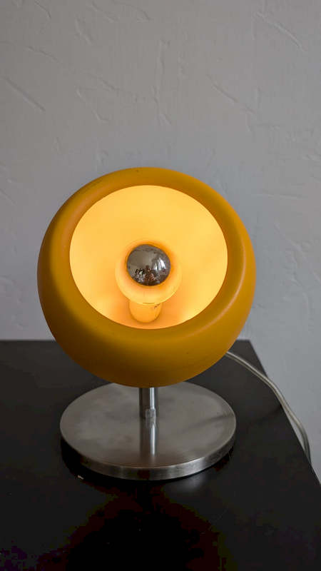 Lampe Space Age boule jaune pop allumée avec ampoule calotte chromée