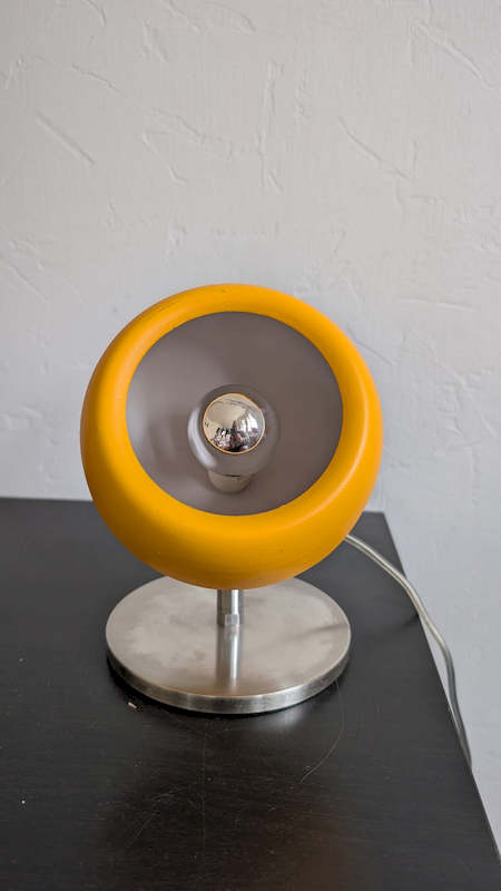 Vue de face lampe Space Age iconique jaune mat et pied inox