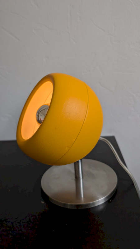 Détail de la base en métal brossé de la lampe Space Age