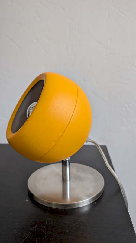 Profil de la lampe Space Age montrant la silhouette rétro-futuriste