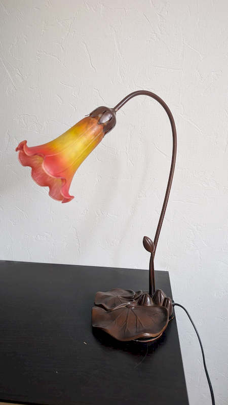Luminaire vintage lampe tulipe col de cygne éteinte