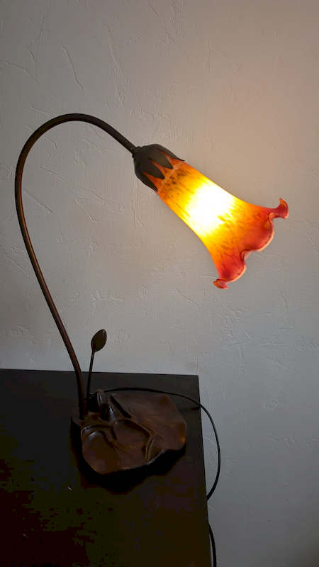 Rendu spectaculaire du luminaire vintage allumé avec globe orangé
