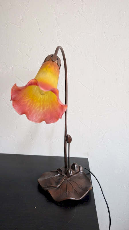 Vue de face du luminaire vintage montrant la corolle en pâte de verre