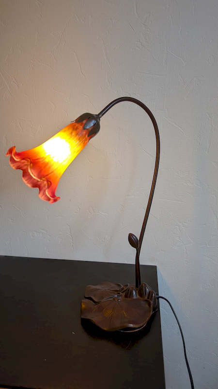 Ambiance chaleureuse créée par le luminaire vintage tulipe allumé