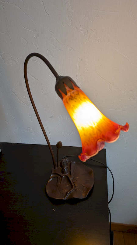 Zoom sur la verrerie en pâte de verre aux couleurs flamboyantes du luminaire vintage