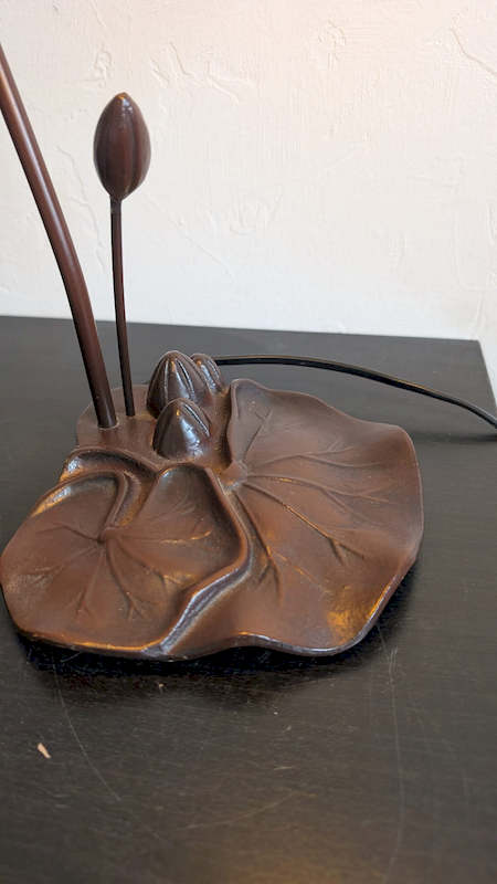 Socle nénuphar en métal sculpté et bouton de fleur du luminaire vintage
