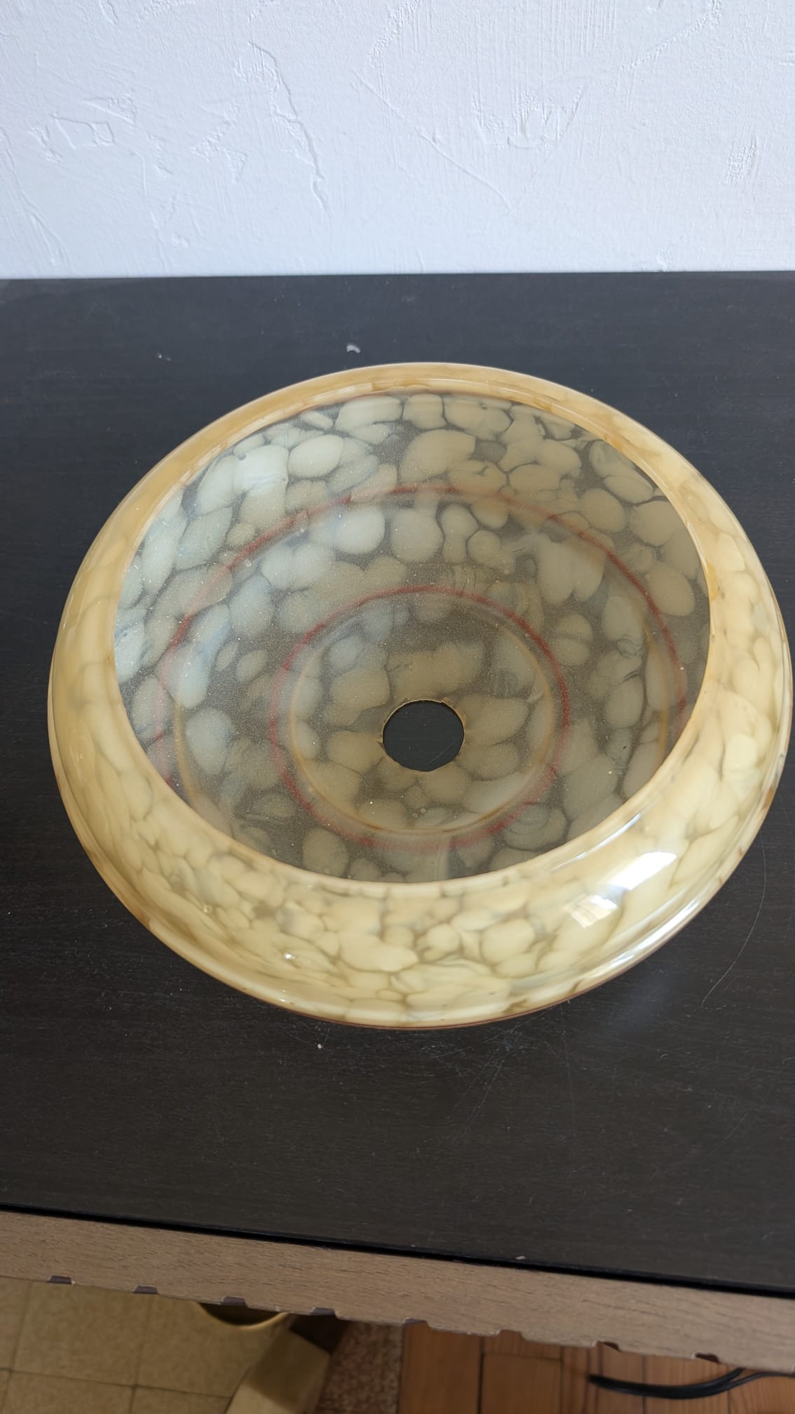 Vue rapprochée de la silhouette festonnée d'un globe en opaline jaune