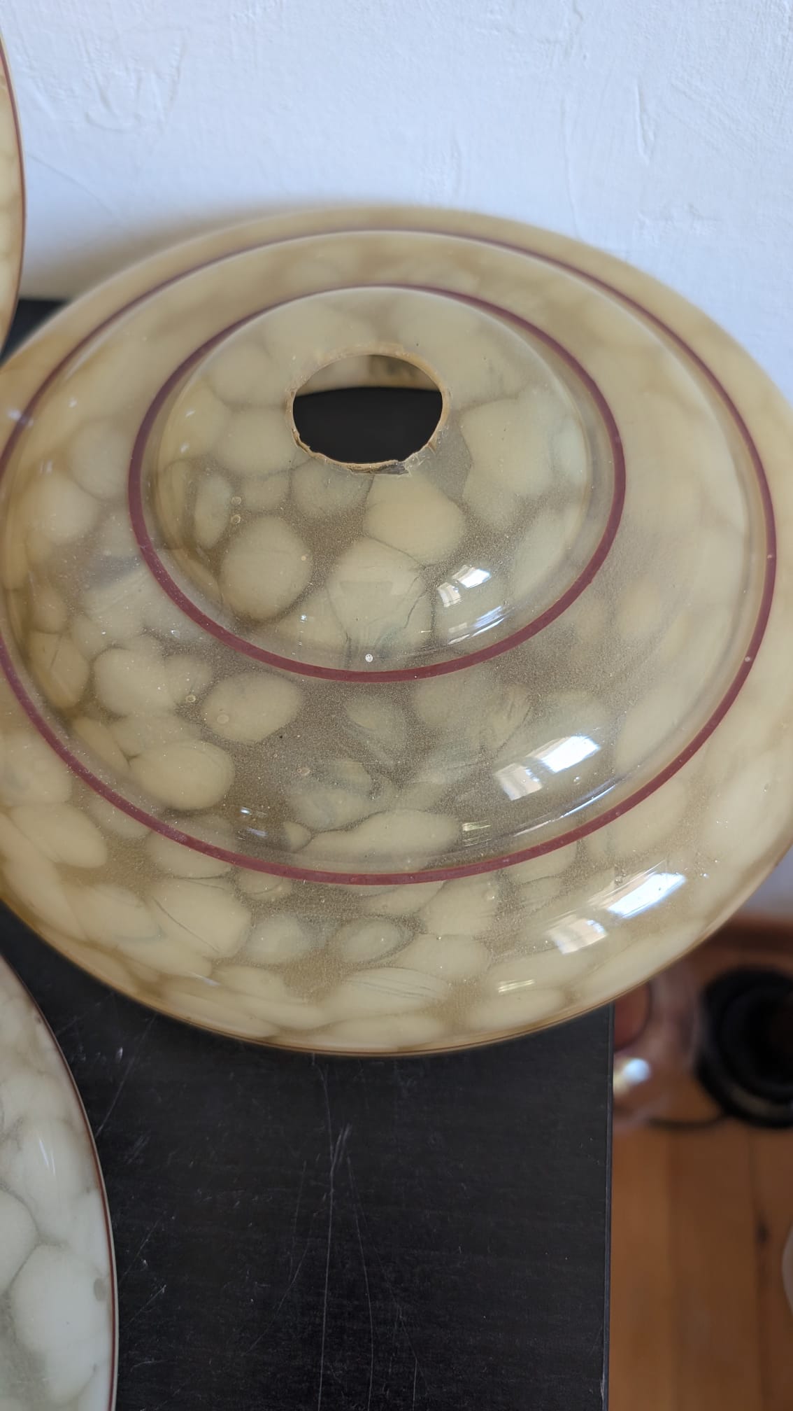 Détail de l'éclat ancien situé au centre de l'un des globes en verre jaune