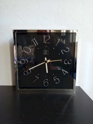 Horloge JAZ vintage Cortic de 1977 avec cadre effet miroir et cadran noir
