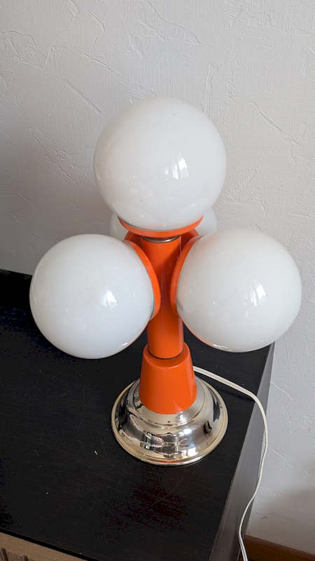 Zoom structure métal orange et chrome design atomique révisé