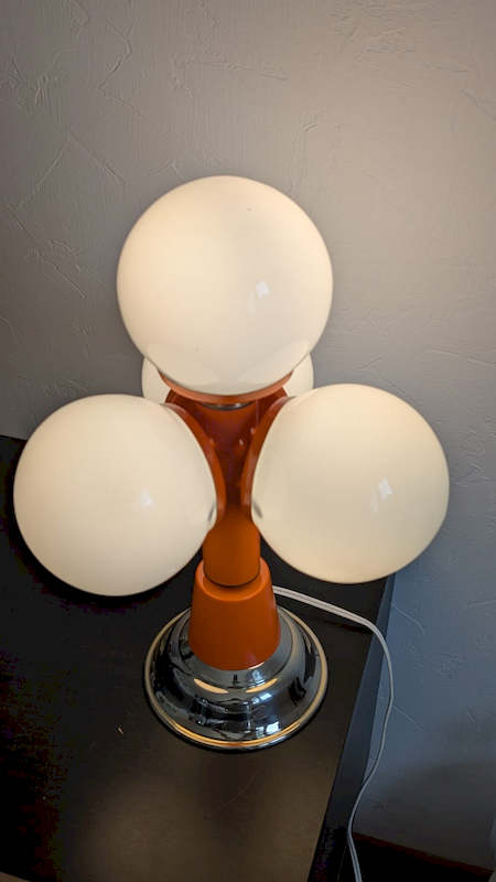 Lampe atomique allumée avec globes en verre opalin diffusant