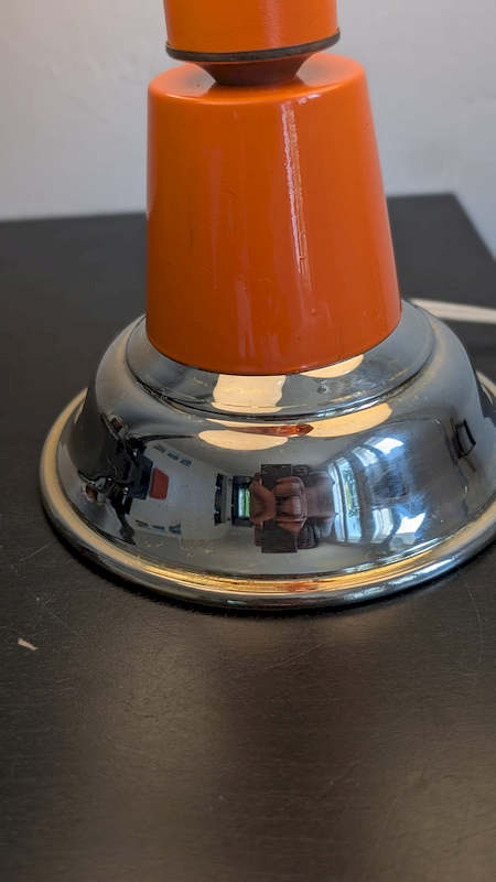 Détail base chromée et électricité moderne G9 lampe atomique