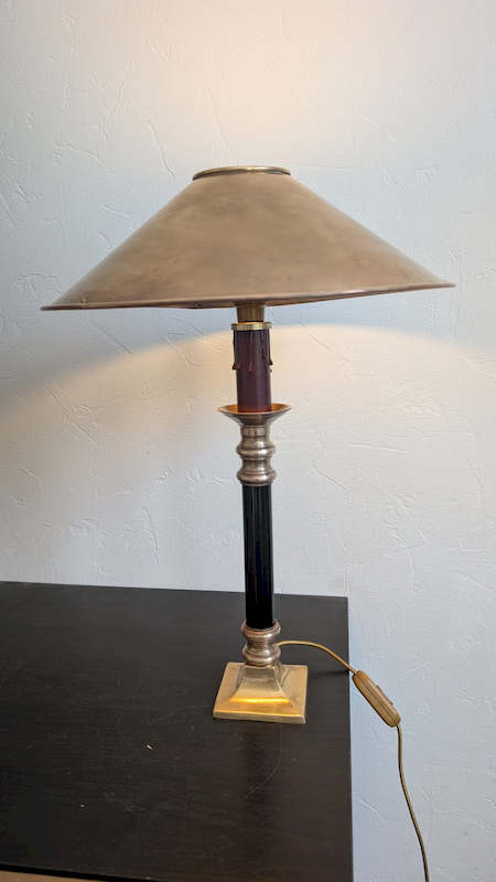 Vue plongeante sur le réflecteur conique d'une lampe de bureau Mid-Century
