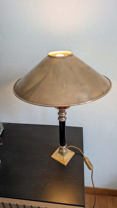 Luminaire prestigieux de table allumé avec éclairage dirigé
