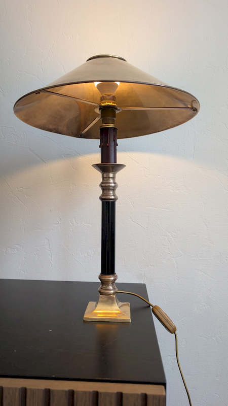 Éclat chaleureux du laiton sous l'abat-jour d'une lampe vintage