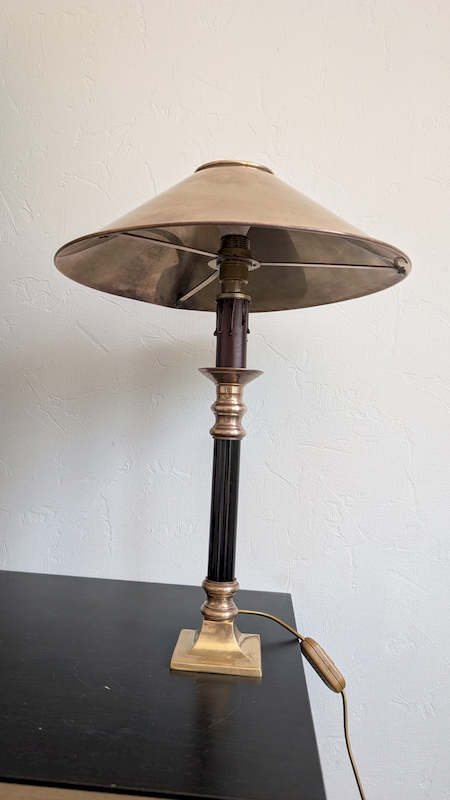 Détail de la douille et du montage d'une lampe de bureau Mid-Century