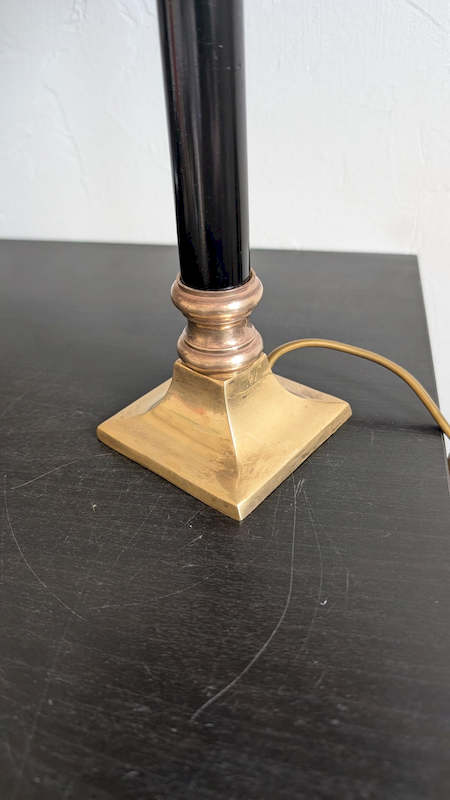 Base carrée en laiton patiné de la lampe de bureau Mid-Century