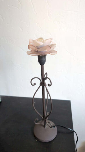 Lampe en pâte de verre ancienne éteinte en forme de rose avec son pied en métal