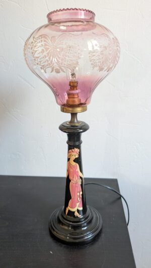 Lampe Art Déco Valentin éteinte avec piétement en bois laqué et globe en verre violine