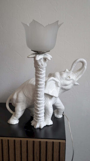 Lampe éléphant vintage en céramique blanche avec palmier et globe lotus