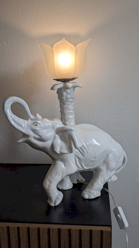 Détail de l'éléphant et du palmier de la lampe éléphant vintage allumée