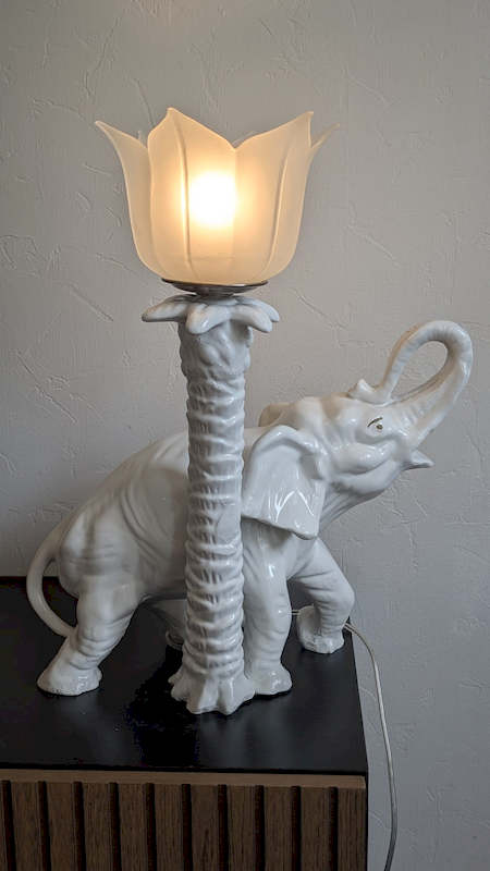 Luminaire majestueux éléphant italien allumé ambiance cosy