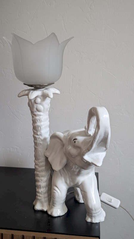Vue de face de la lampe éléphant vintage céramique italienne 40cm