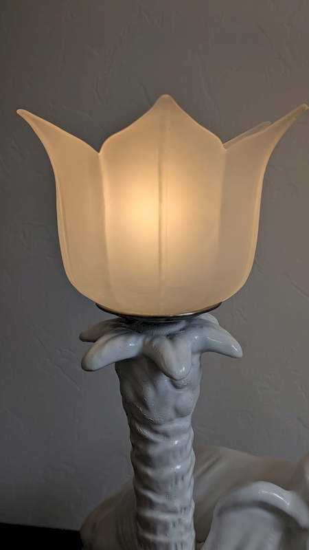 Zoom sur l'abat-jour lotus en verre dépoli de la lampe éléphant vintage