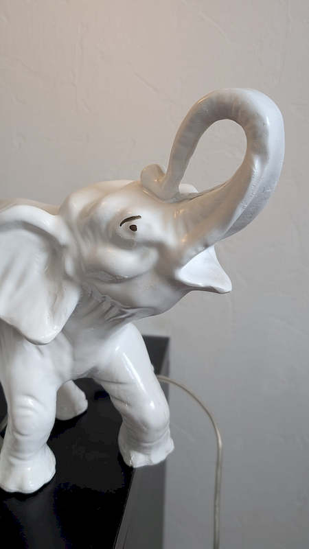 Détail sculptural de la tête de l'éléphant sur le luminaire vintage