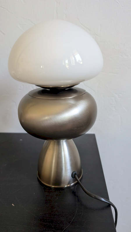 Vue arrière de la lampe d'ambiance rétro avec sortie de câble noir