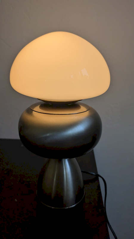 Luminaire Space Age des années 70 allumé diffusant une lumière chaude