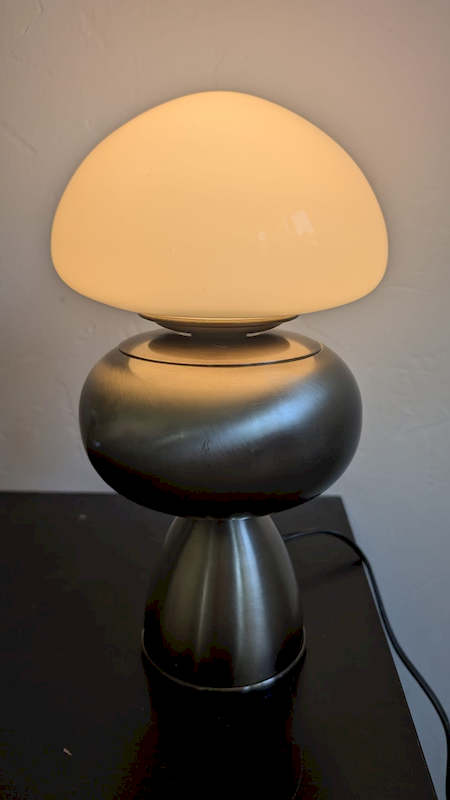 Dôme opalin de la lampe de chevet rétro brillant sous la lumière