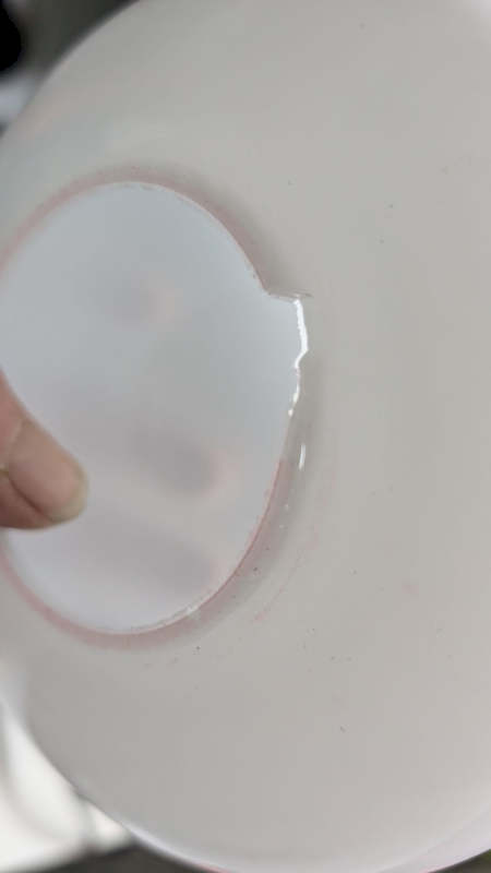 Zoom sur le petit éclat sur le col du globe en verre opalin