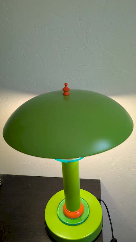 Vue de dessus de la lampe Cima au design géométrique et audacieux