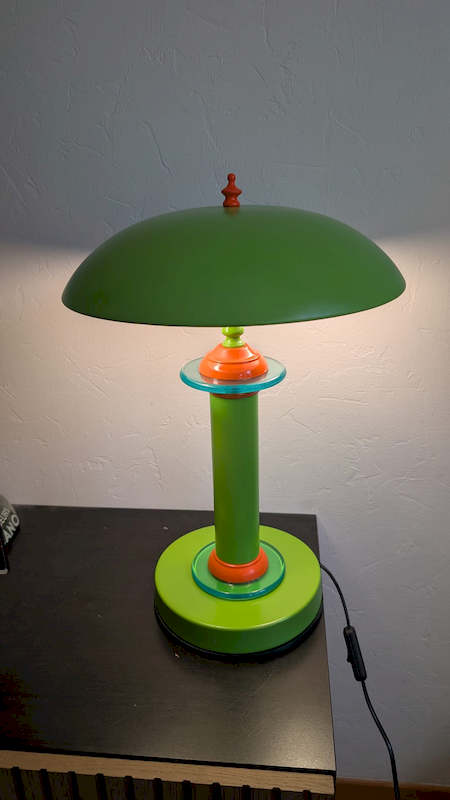 Lampe champignon vintage Cima verte et orange de style Memphis allumée