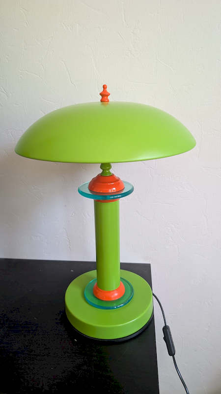 Lampe rétro 80s éteinte mettant en valeur son vert acidulé et ses collerettes