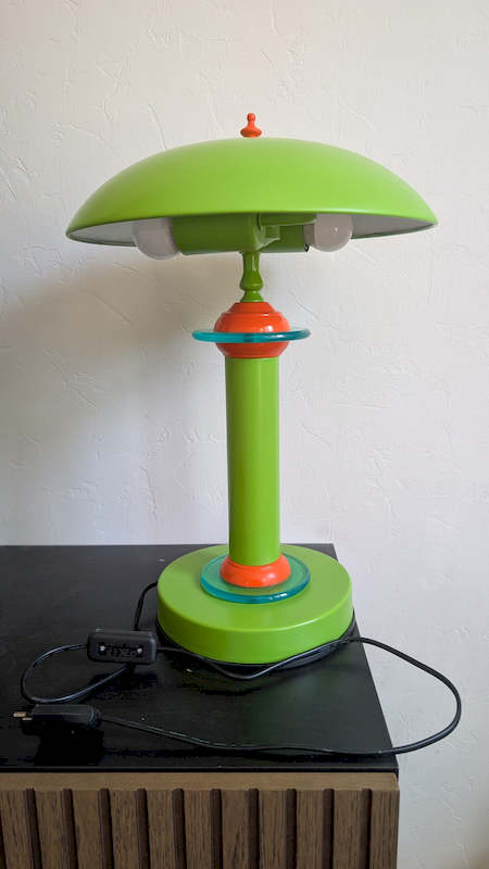 Vue d'ensemble de la lampe Cima au design géométrique et audacieux