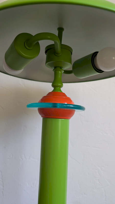 Zoom sur la double douille E27 et la structure intérieure restaurée du luminaire