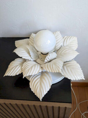 Lampe vintage fleur en métal laqué blanc avec ampoule globe éteinte