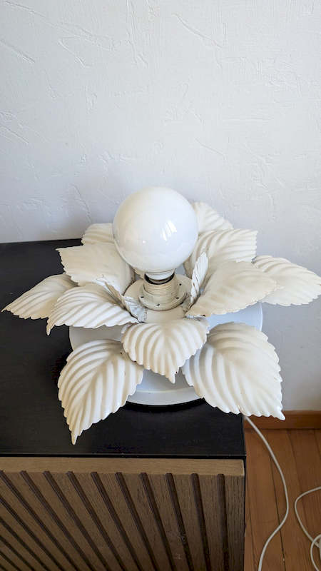 Vue de face des pétales superposés de la lampe vintage fleur sculpturale