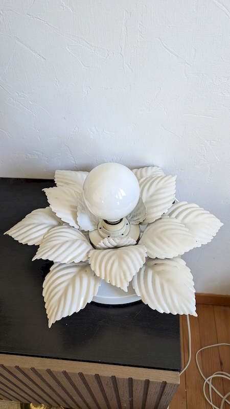 Détail du métal laqué blanc et de l'ampoule globe de la lampe vintage fleur