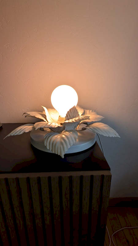 Ambiance lumineuse chaleureuse créée par la lampe vintage fleur sur un buffet