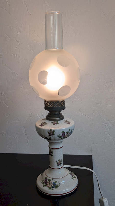 lampe à poser vintage allumée globe verre dépoli motifs circulaires